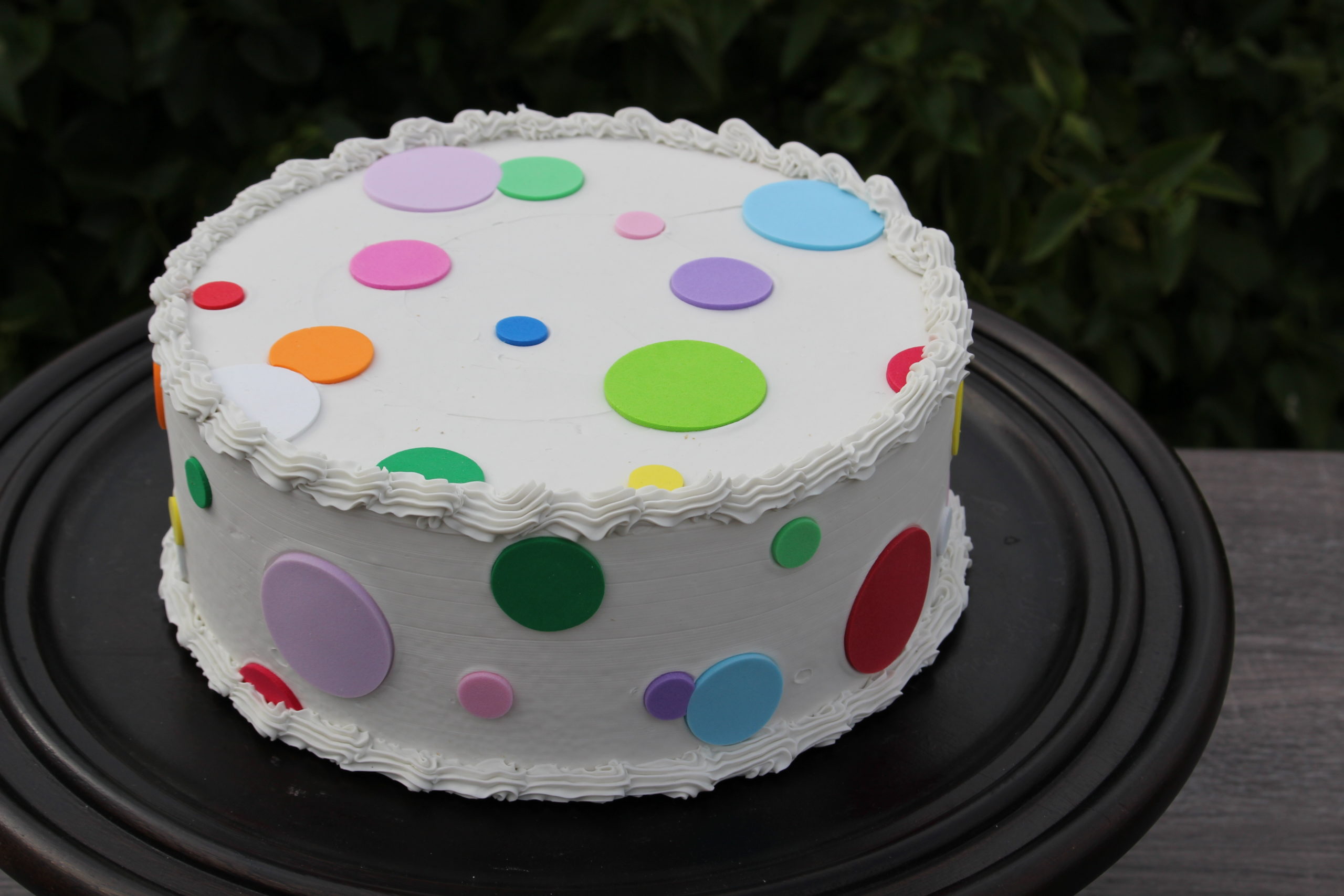 Gurugram Special: White Polka Dot Red Fondant Cake Online Delivery in  Gurugram